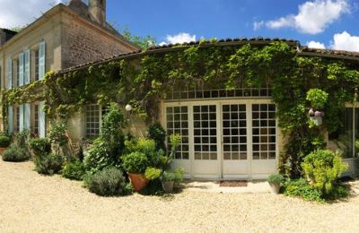 Casa padronale in vendita Gémozac, Nuova Aquitania:  Das Landhaus mit dem Anbau. Dort sind drei Gästeapartments untergebracht.