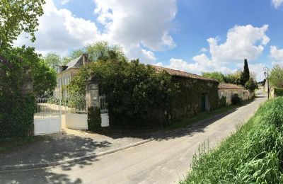 Casa padronale in vendita Gémozac, Nuova Aquitania:  Die Zufahrt mit Eingangstor