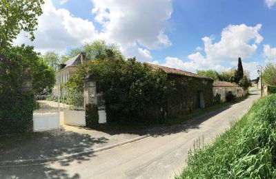 Villa padronale in vendita Gémozac, Nuova Aquitania, Die Zufahrt mit Eingangstor
