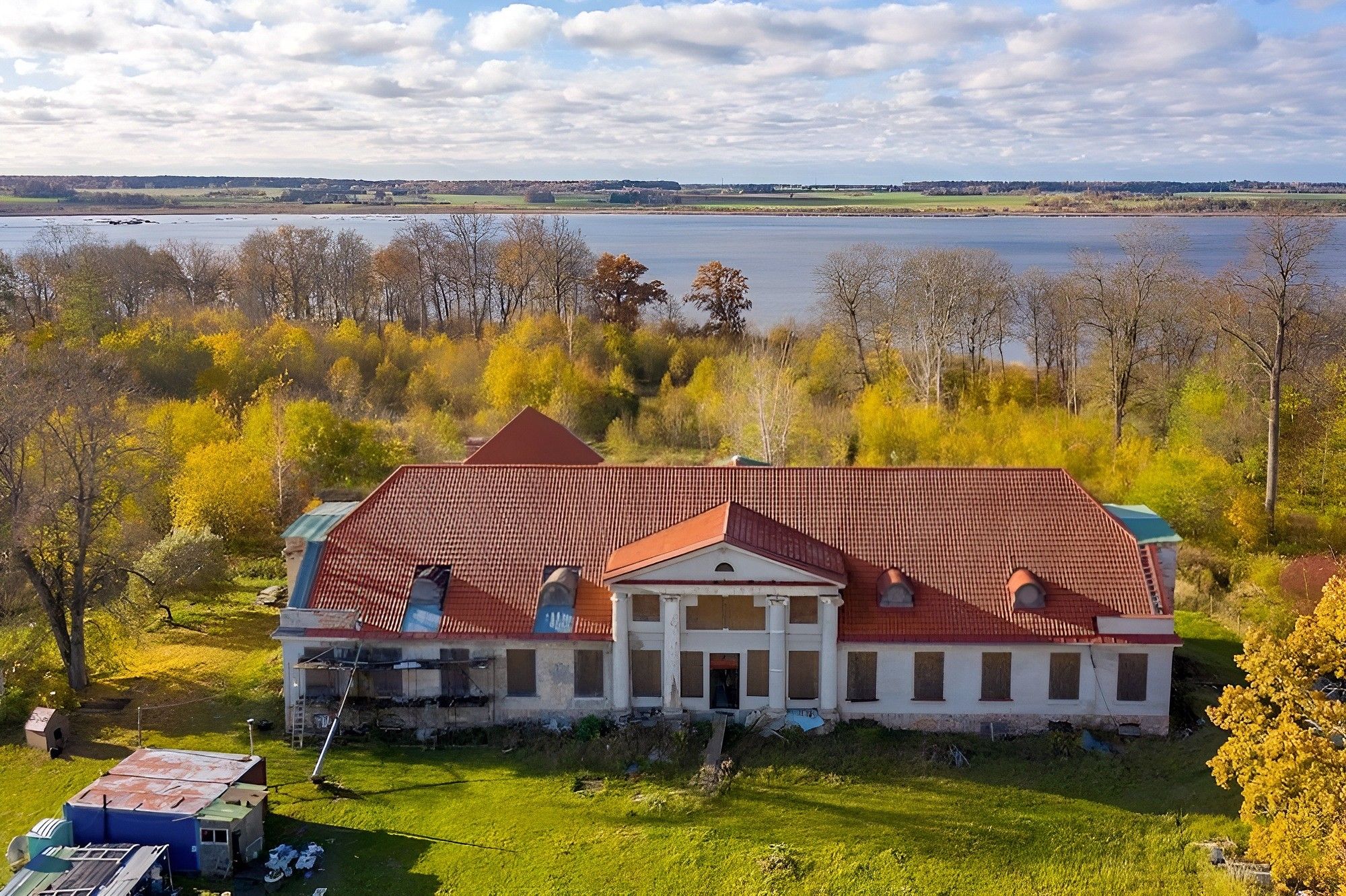 Immagini Līgutu - Gutshaus am See in Lettland