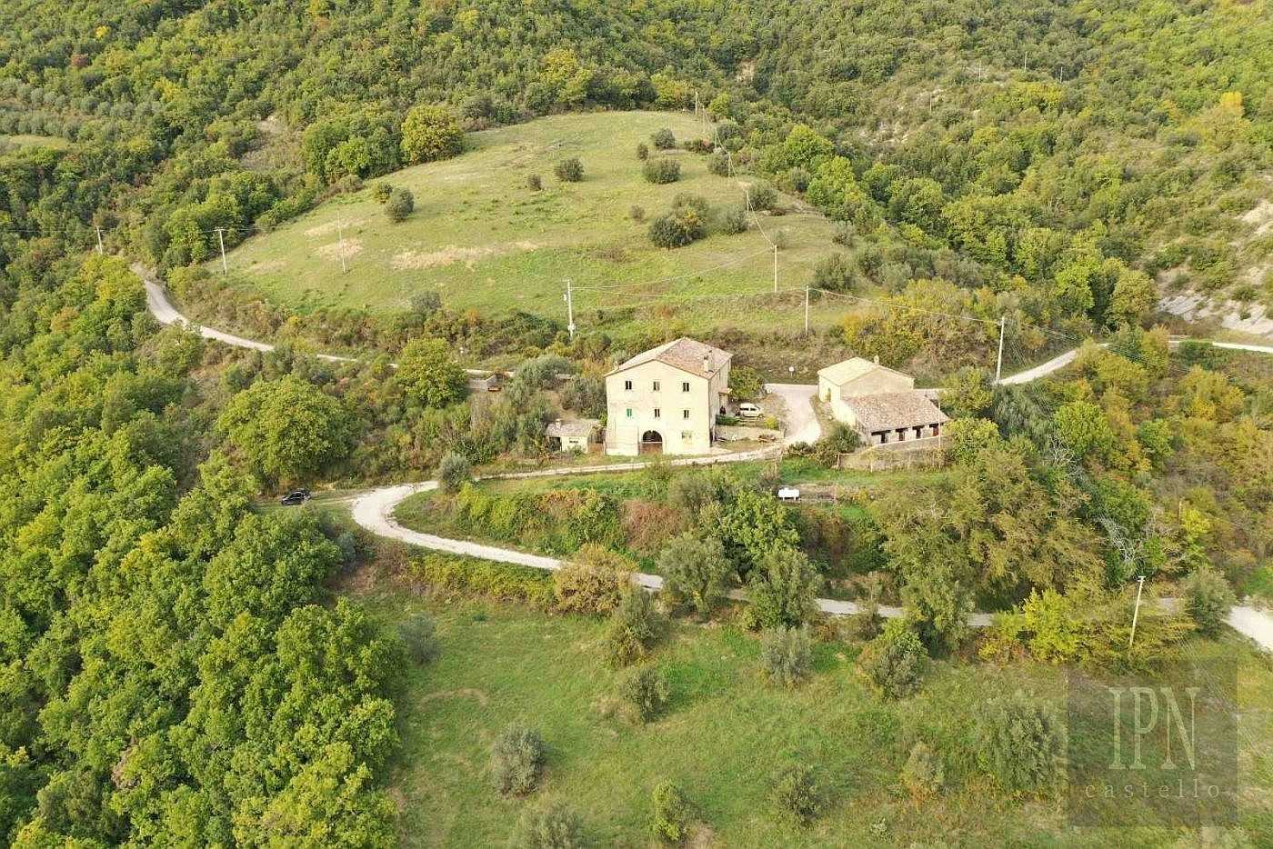 Immagini Casale con vista sulle rovine dell'antico castello in Umbria