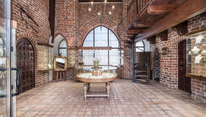 Torre gotica nel centro storico di Malbork, Marienburgo, Pomerania