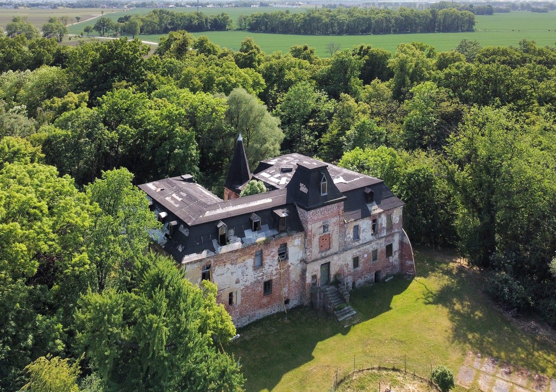 Immagini Castello da ristrutturare con piccolo parco Wrocław, Polonia