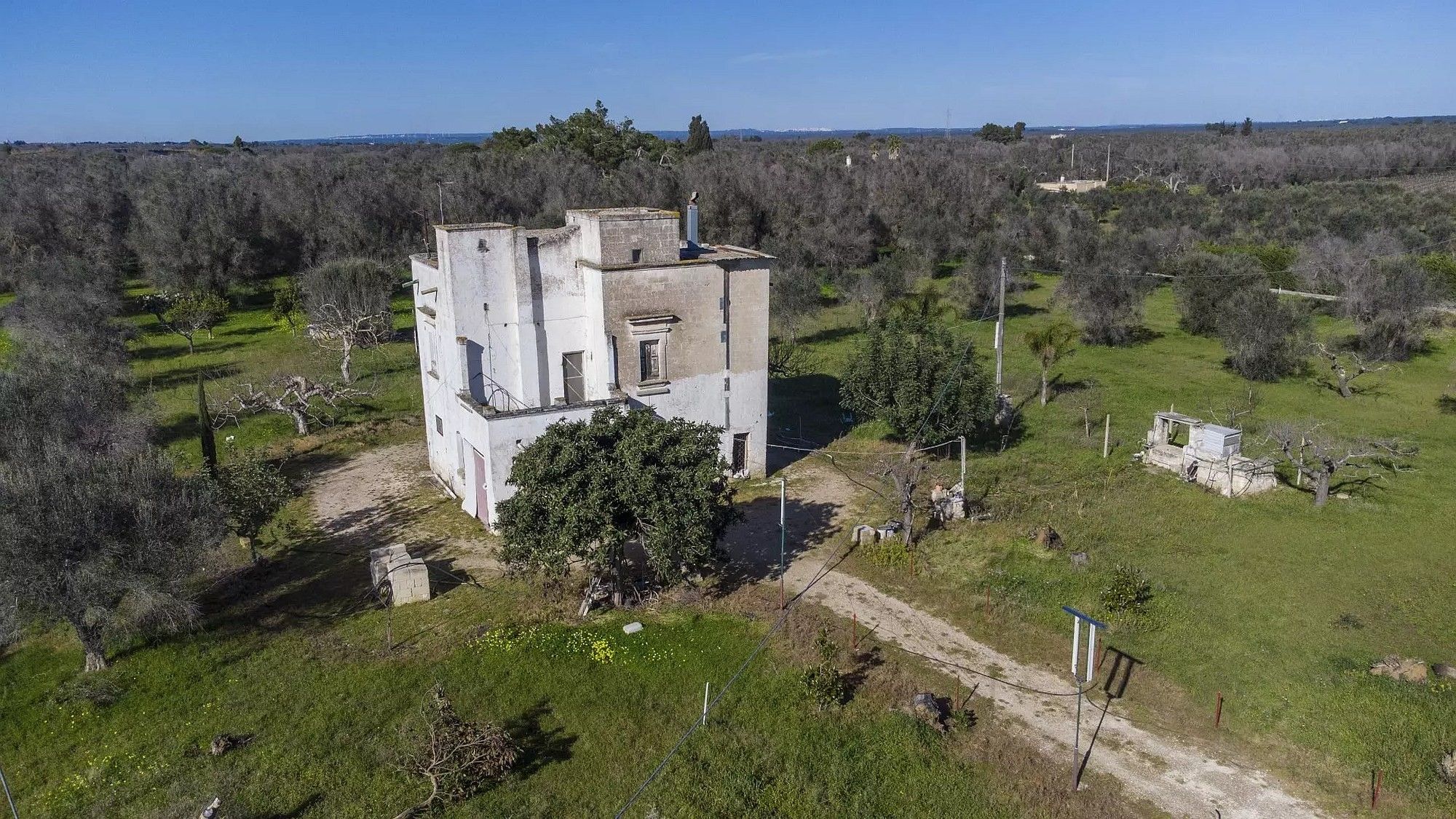 Immagini Masseria fortificata con cappella vicino a Oria