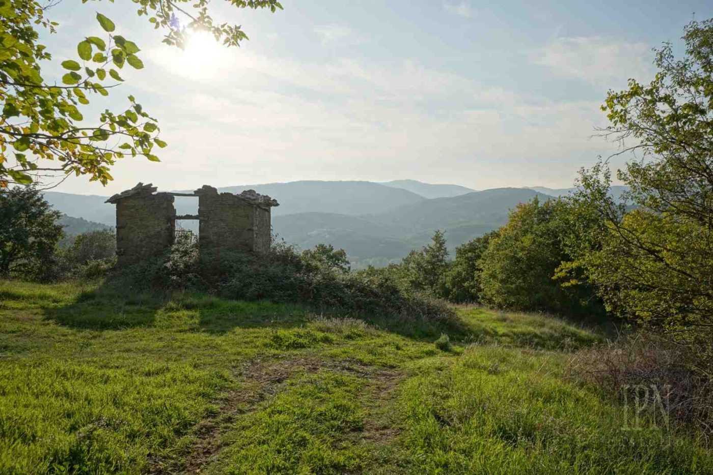 Immagini Casale con 15 ettari di terreno vicino a Preggio, Umbria