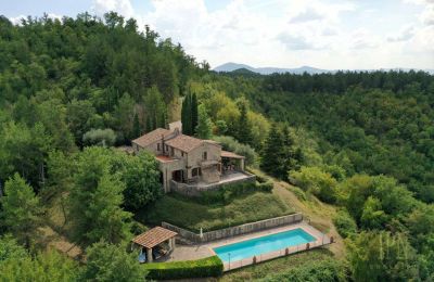 Immobili di carattere, Casale umbro in posizione forestale con favolosa vista sulla valle