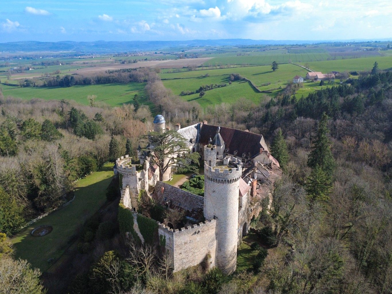 Immagini Castello di Veauce, a nord di Clermont Ferrand - Monumento in via di estinzione