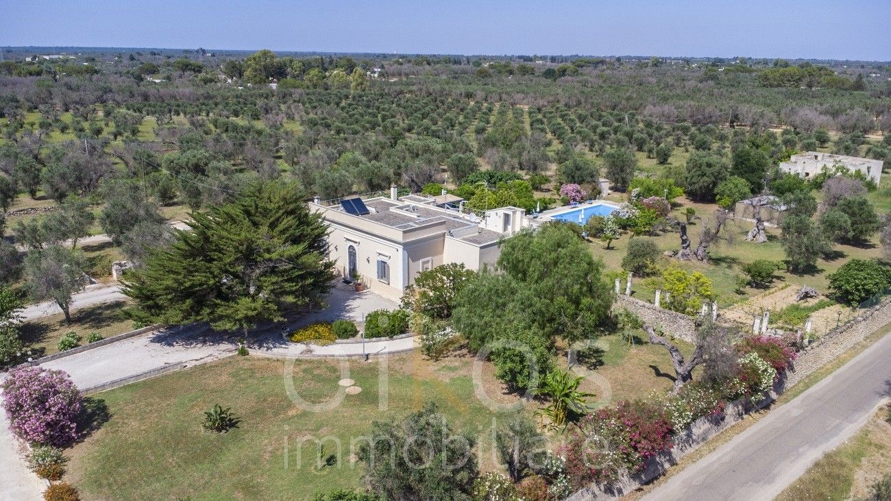 Immagini Elegante villa con giardino paradisiaco e aranceto a Oria