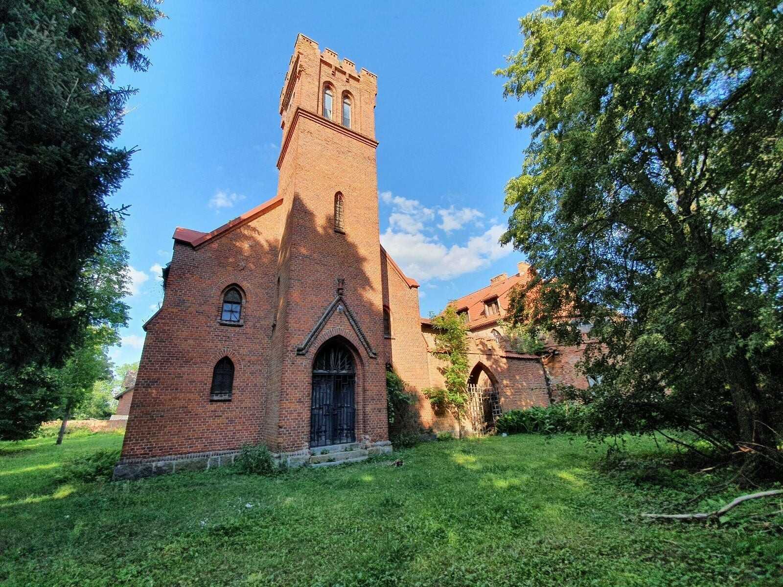 Immagini Proprietà unica con chiesa e piccolo castello