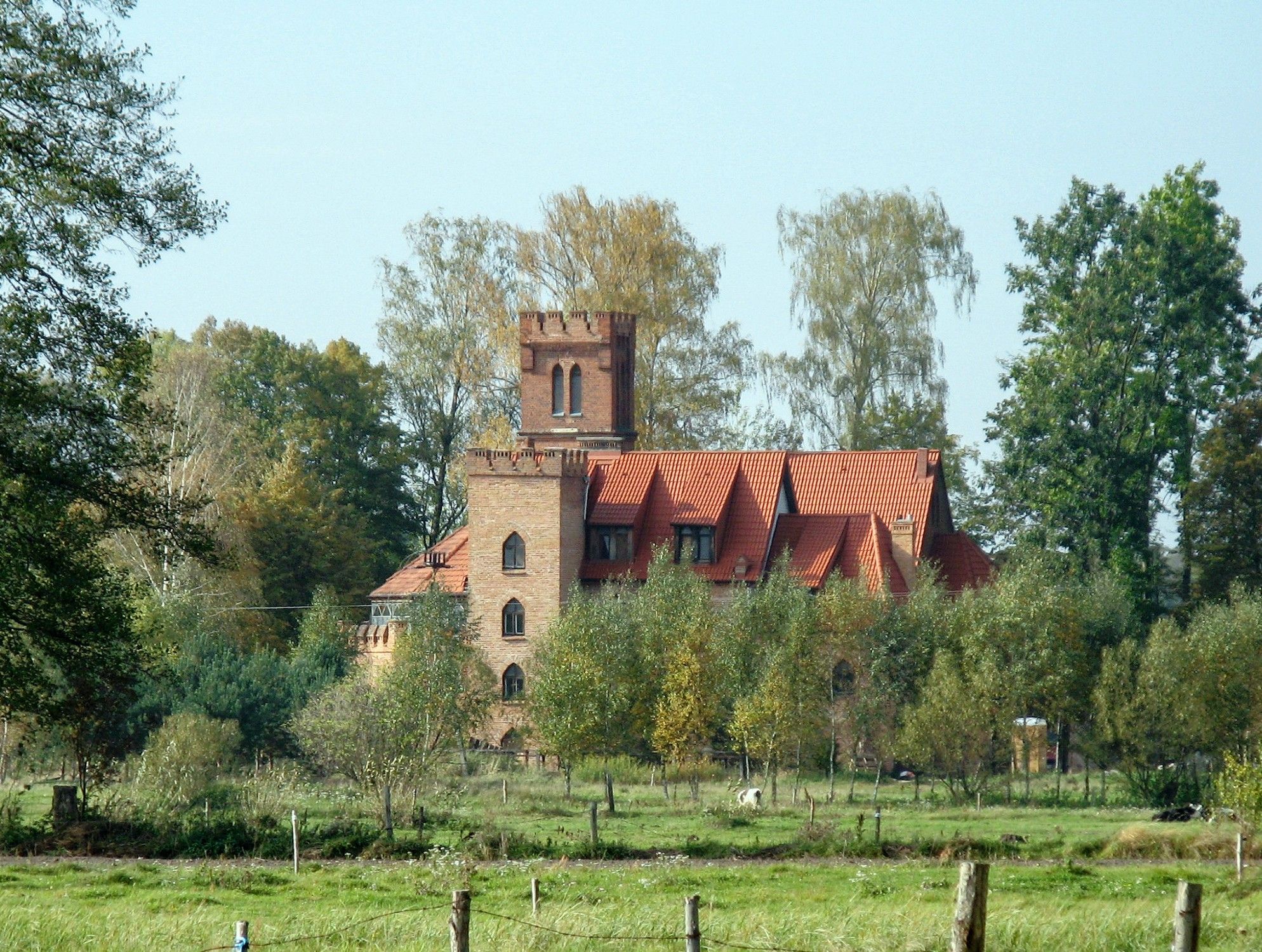 Immagini Proprietà unica con chiesa e piccolo castello