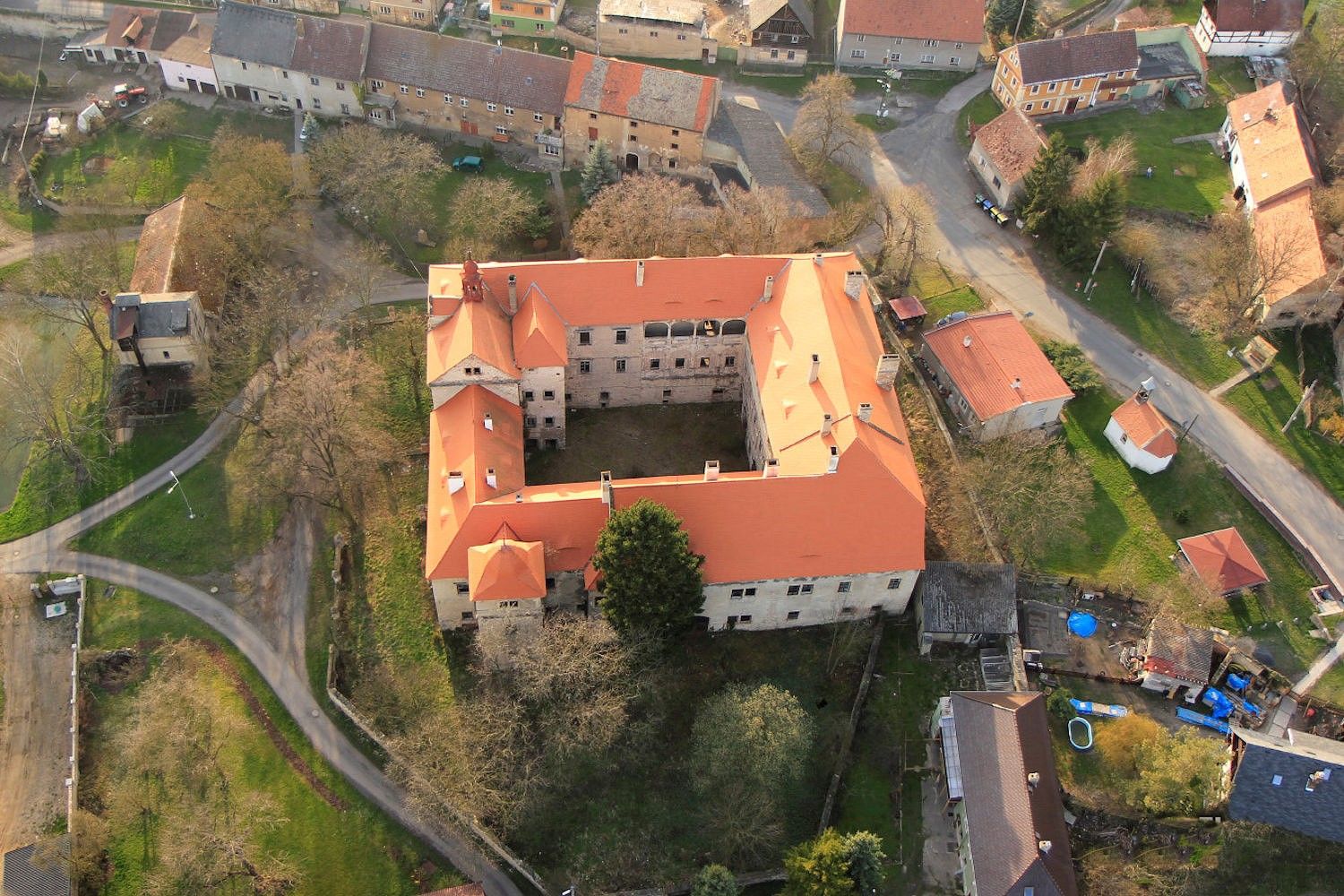 Immagini Castello parzialmente ristrutturato vicino a Praga