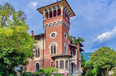 Immobili di carattere, Villa neoromanica di prestigio con giardino privato a Stresa