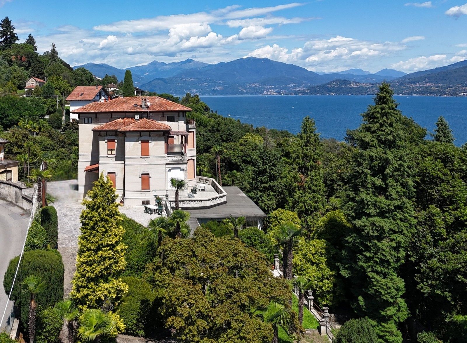 Immagini Villa in stile art déco sulle rive del Lago Maggiore a Ghiffa