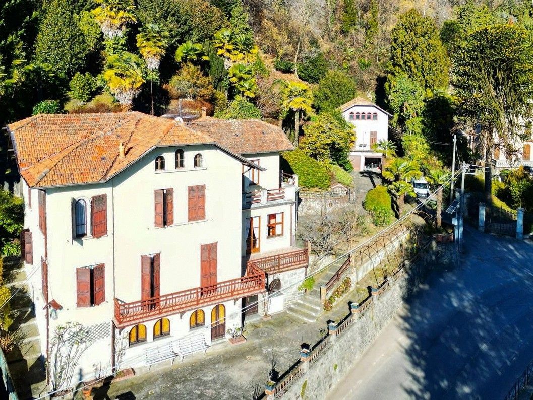 Immagini Lago Maggiore: Villa d'epoca con vista sul lago vicino a Meina