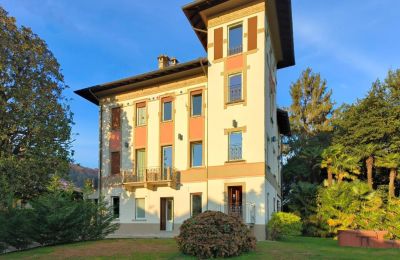 Villa storica in vendita 28040 Lesa, Piemonte:  Vista esterna