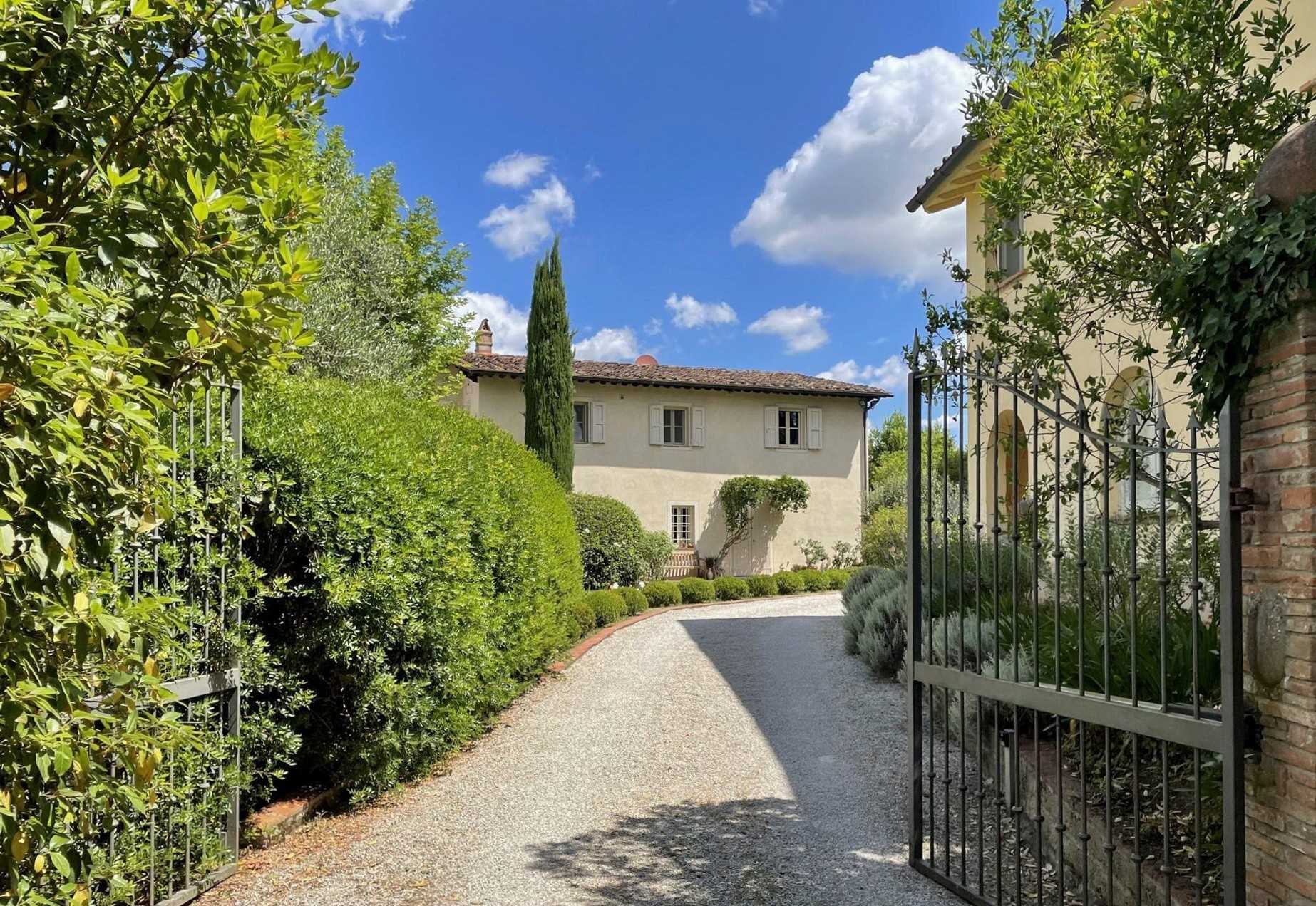 Immagini Villa con 7 ettari di terreno tra Pisa e Firenze