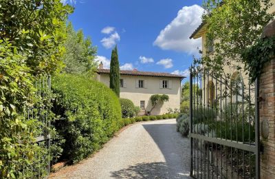 Immobili di carattere, Villa con 7 ettari di terreno tra Pisa e Firenze