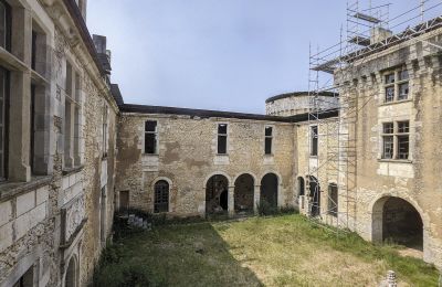 Castello in vendita Périgueux, Nuova Aquitania:  Cortile