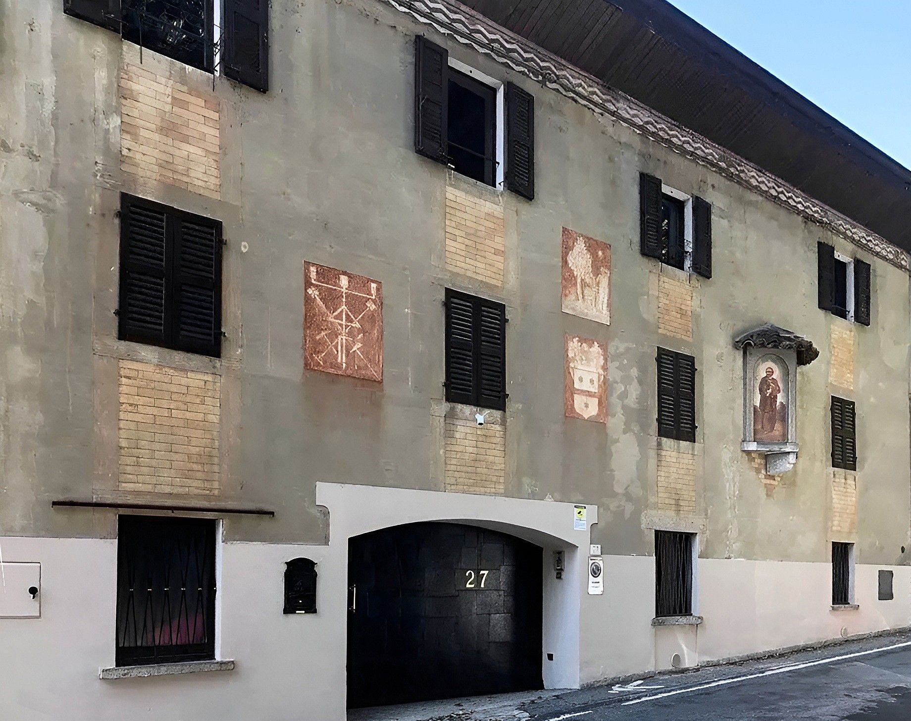 Immagini Casa colonica ristrutturata nel centro di Lesa