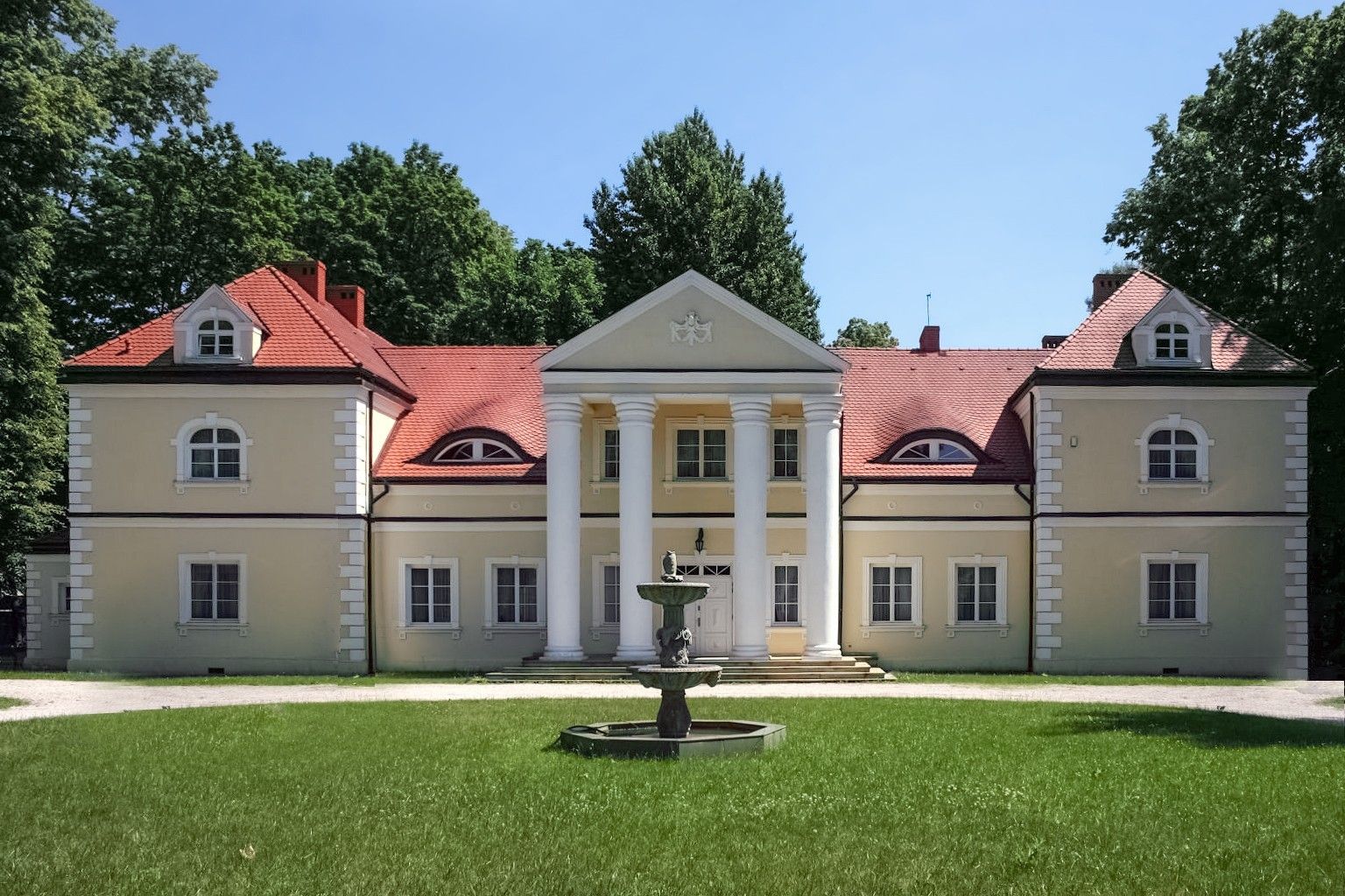 Immagini Villa padronale classicista Radoszewnica, Slesia