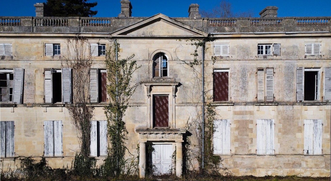 Immagini Antica abbazia con castello nel sud della Francia