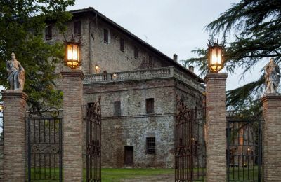 Immobili di carattere, Tenuta toscana con castello, cappella e 18 ettari di terreno