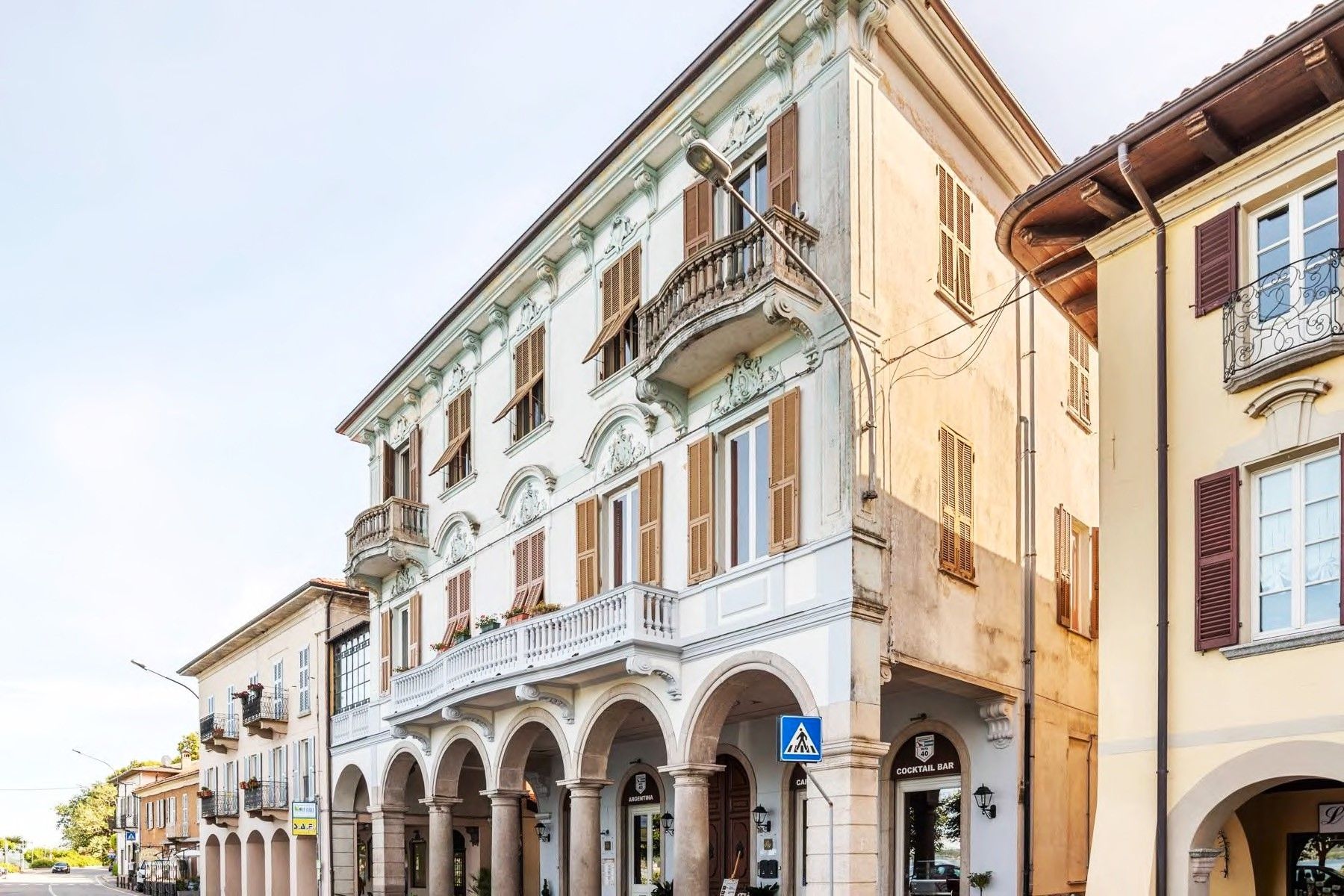 Immagini Prestigiosa proprietà in edificio storico direttamente sulle rive del lago di Lesa con incantevole vista lago