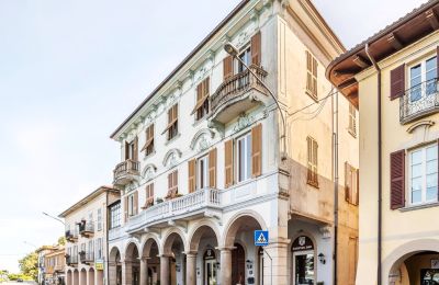 Immobili di carattere, Prestigiosa proprietà in edificio storico direttamente sulle rive del lago di Lesa con incantevole vista lago