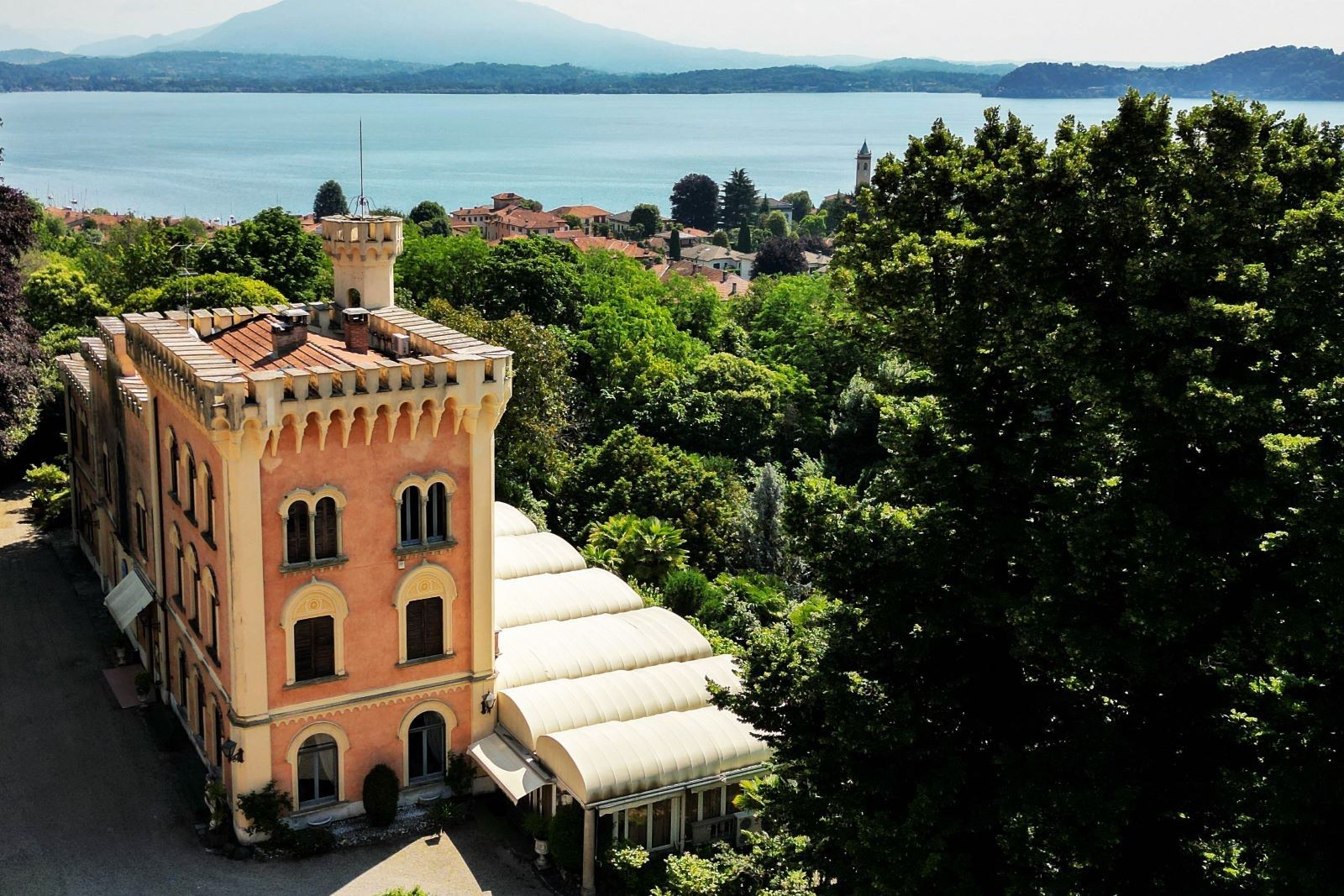 Immagini Castello neoromanico a Lesa sul Lago Maggiore