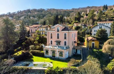 Immobili di carattere, Parte di una villa storica con piscina e vista lago a Stresa Binda