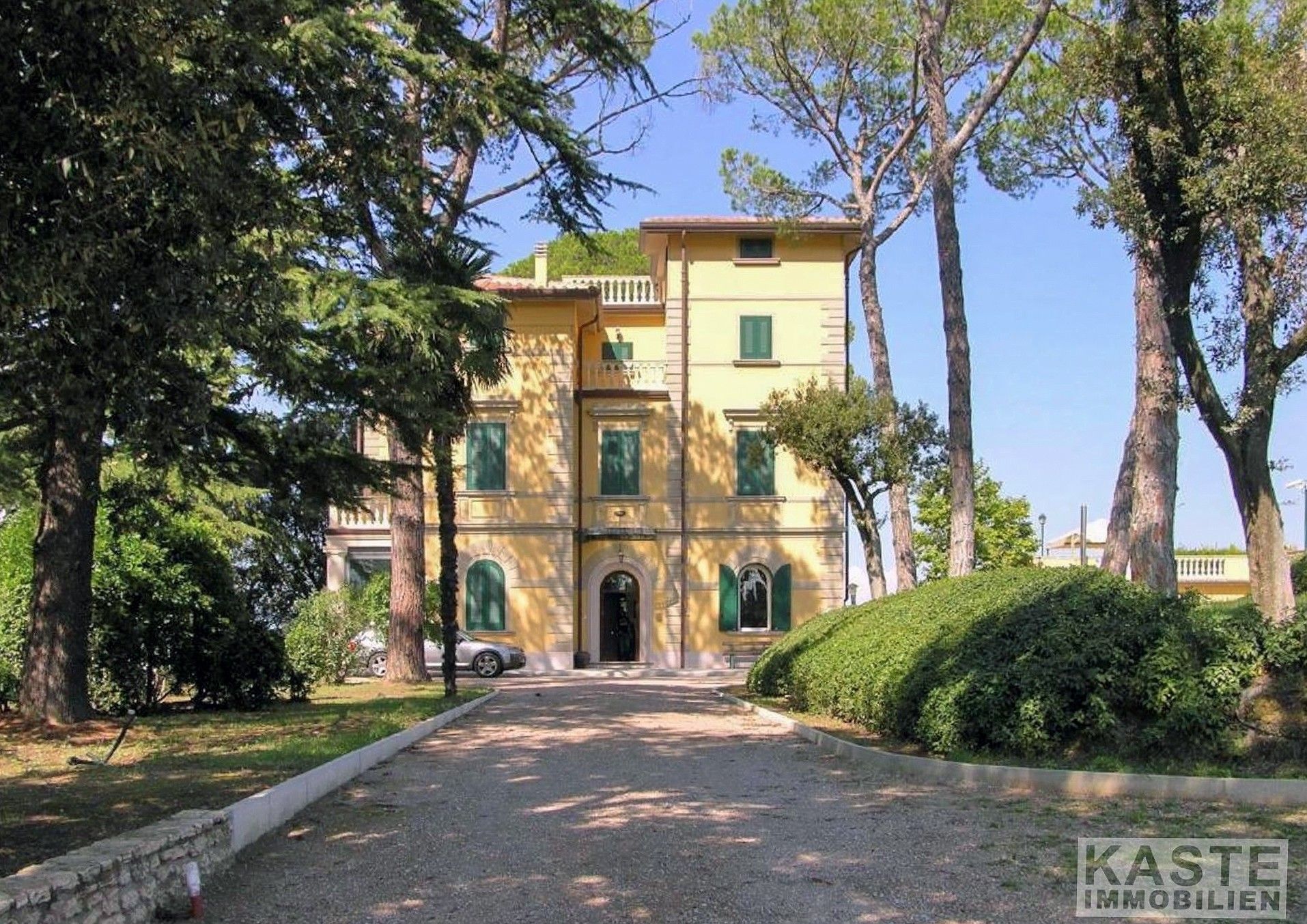 Immagini Villa in Toscana con 5 ettari di terreno e vigneto