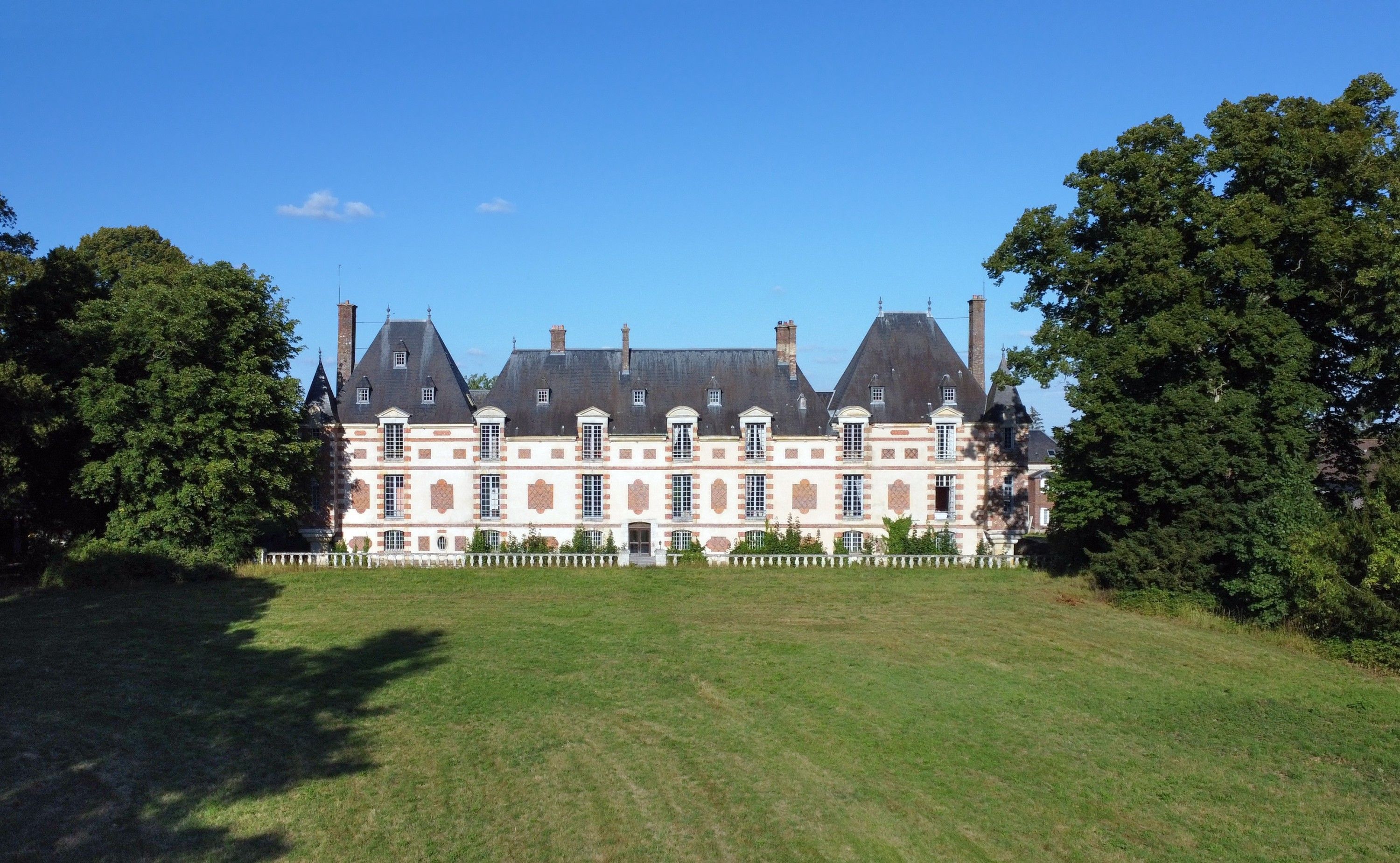 Immagini Château Louis XIII: Castello in Normandia vicino a Parigi