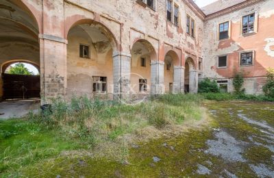 Castello in vendita Kounice, Zámek Kounice, Středočeský kraj, Cortile