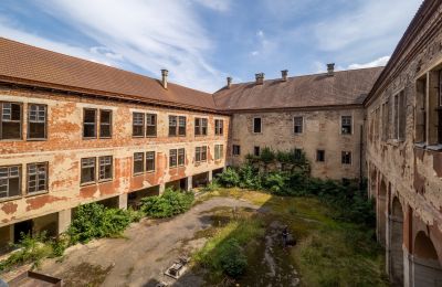 Castello in vendita Kounice, Zámek Kounice, Středočeský kraj, Cortile