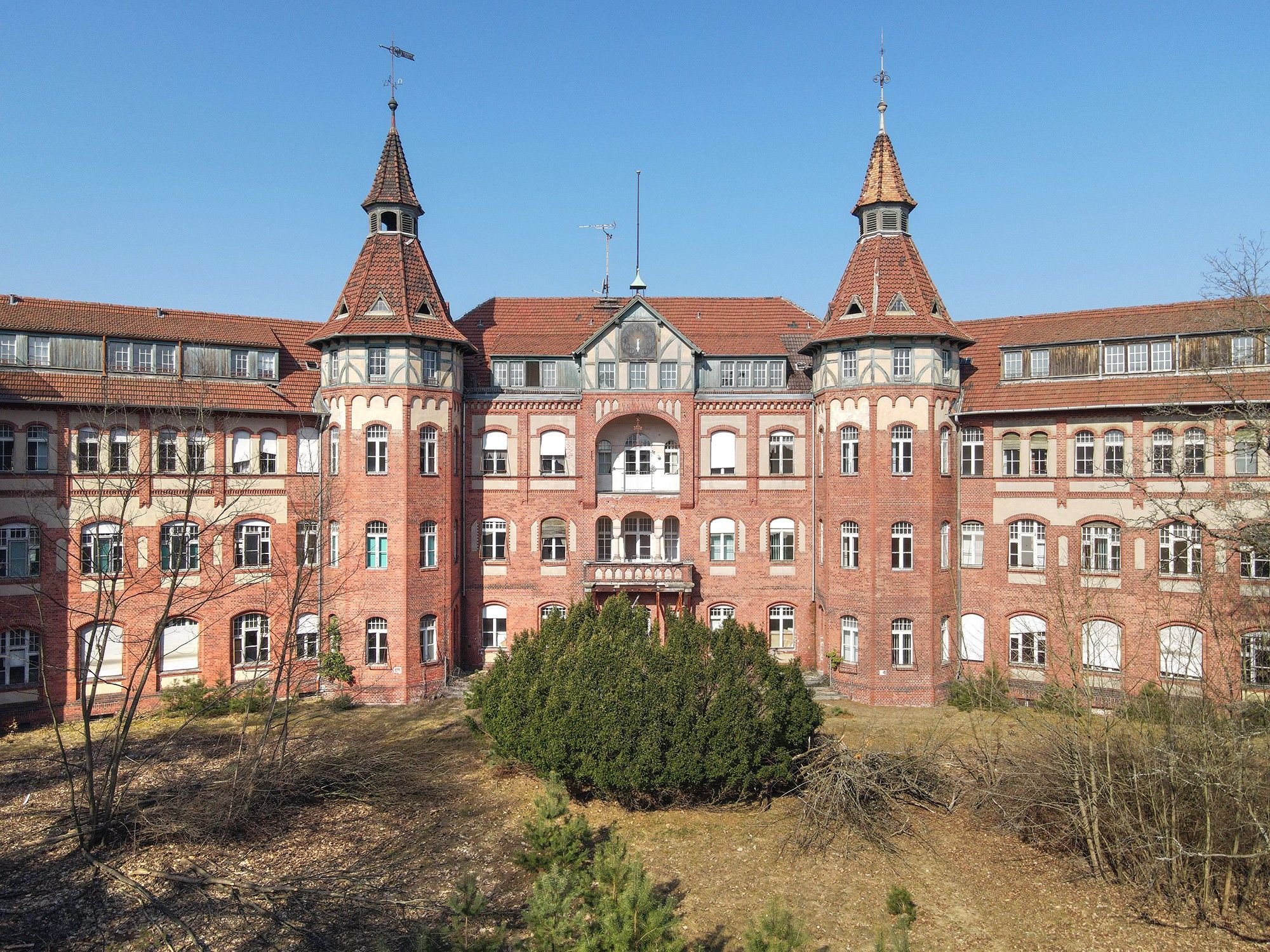 Immagini Grande area nella foresta: ex sanatorio nel Brandeburgo
