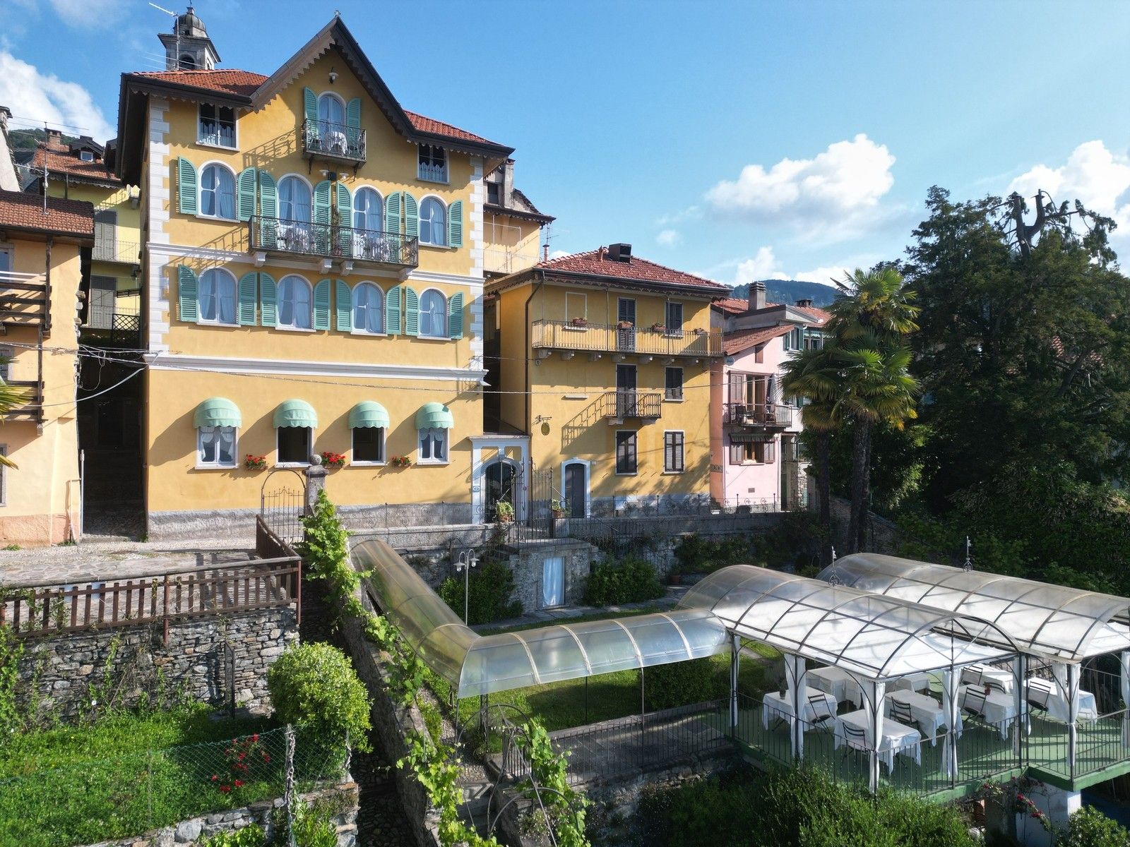Immagini Villa storica a Bee con giardino e vista lago