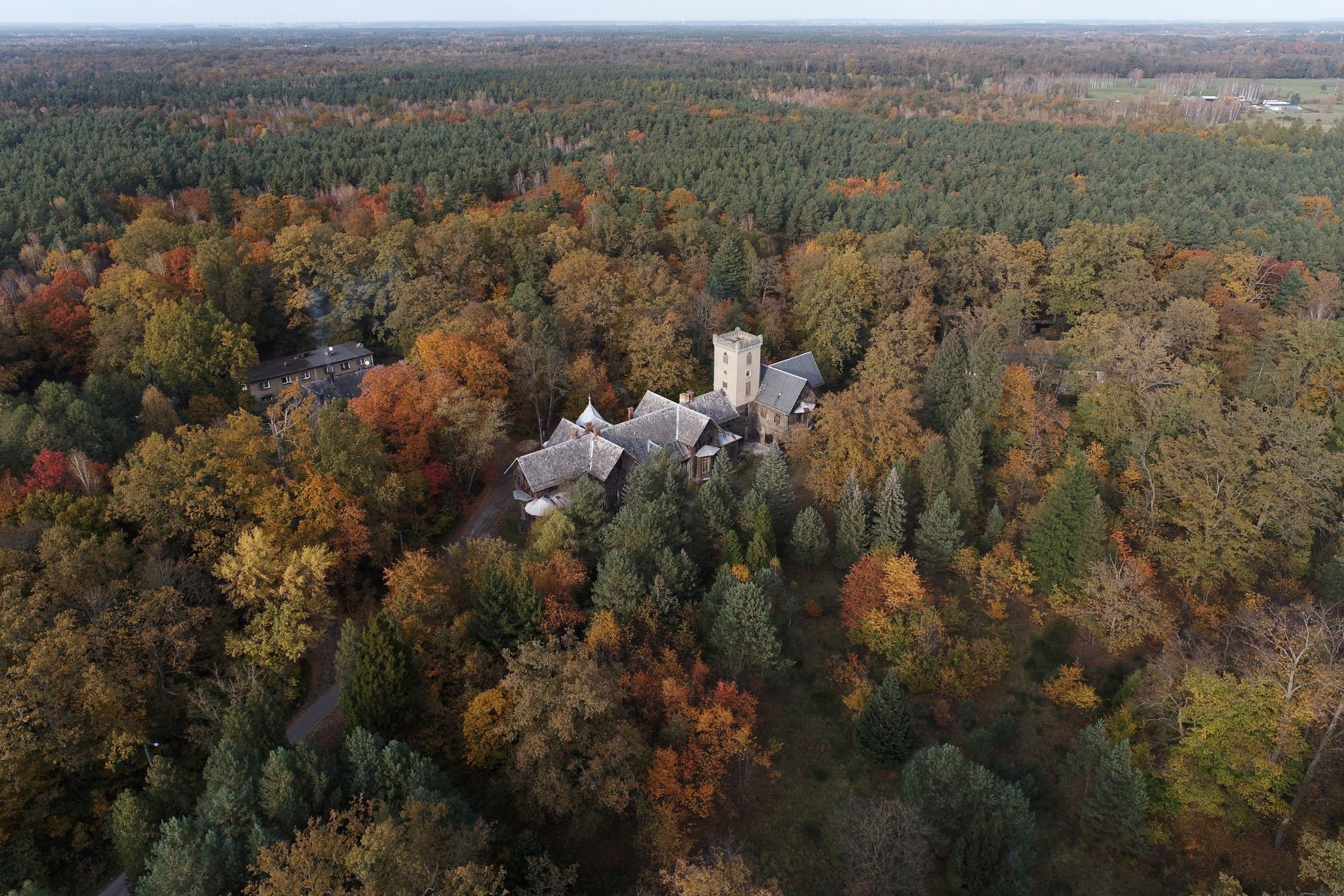 Immagini Castello di caccia nella foresta in Polonia - proprietà unica in Europa