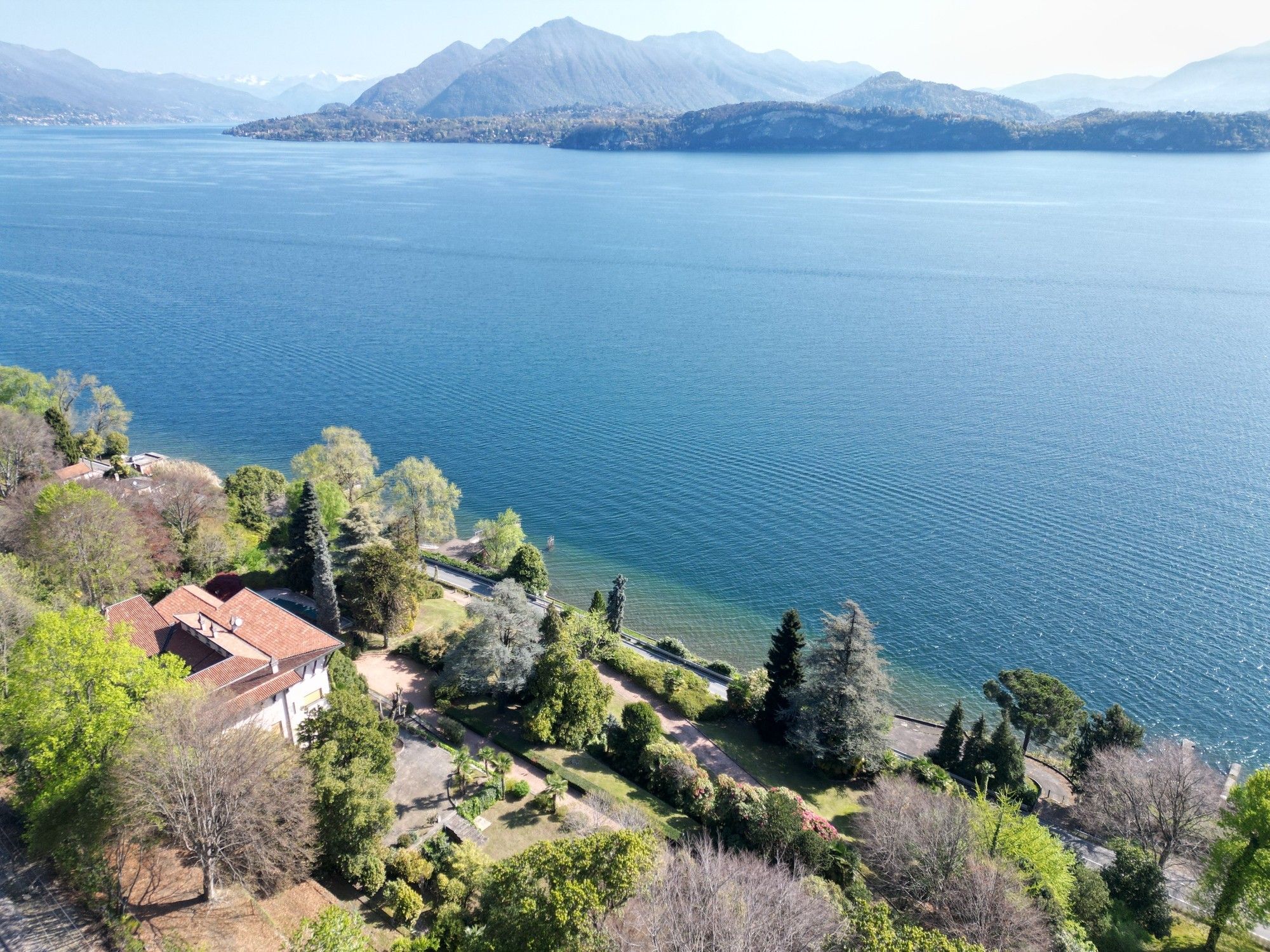 Immagini Grande villa con dependance, piscina, giardino, molo e spiaggia privata