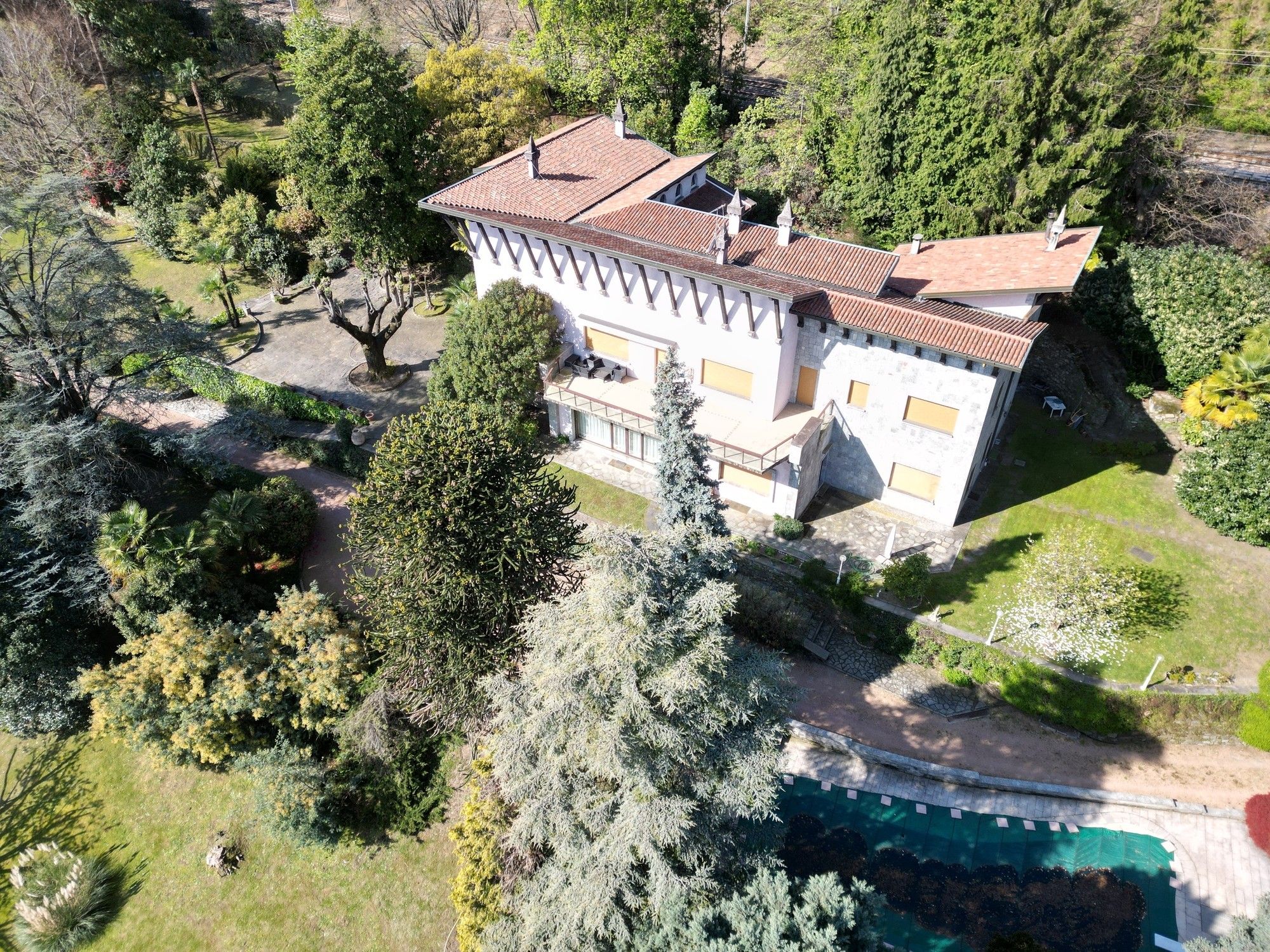 Immagini Grande villa con dependance, piscina, giardino, molo e spiaggia privata