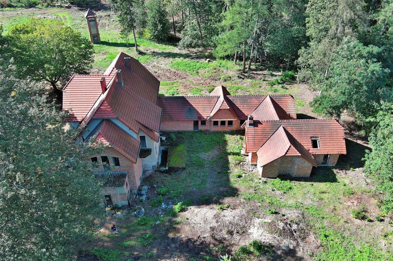 Immagini Vecchia casa forestale sul lago Hajka in Pomerania Occidentale