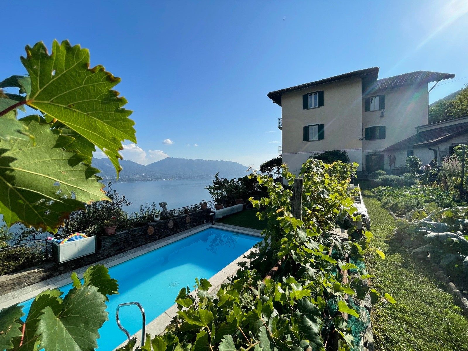 Immagini Villa d'epoca vista lago a Cannero Riviera
