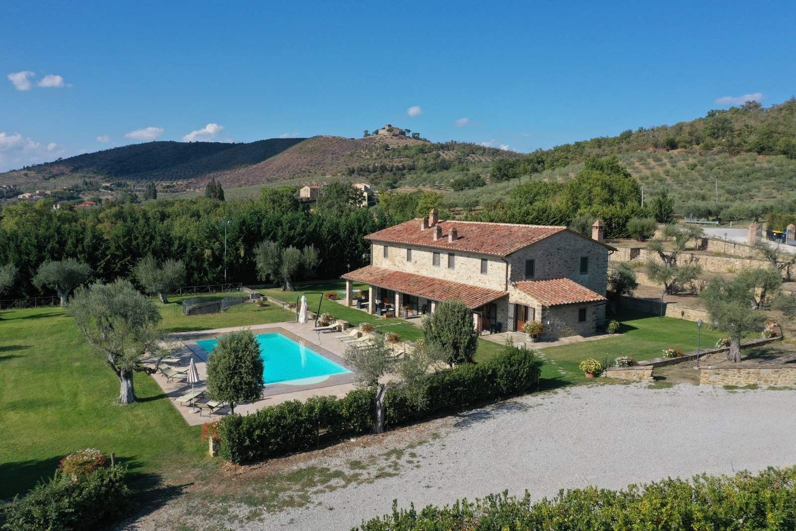 Immagini Casale con 10 ettari di terreno sul lago Trasimeno