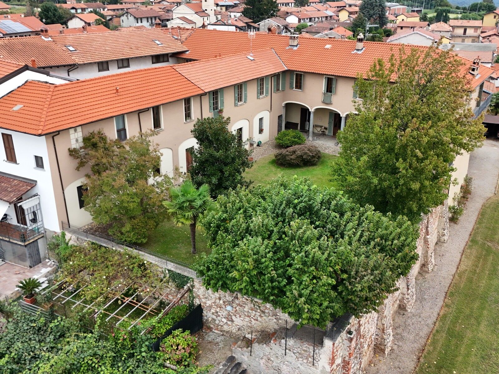 Immagini Dimora medievale con architettura storica e giardino