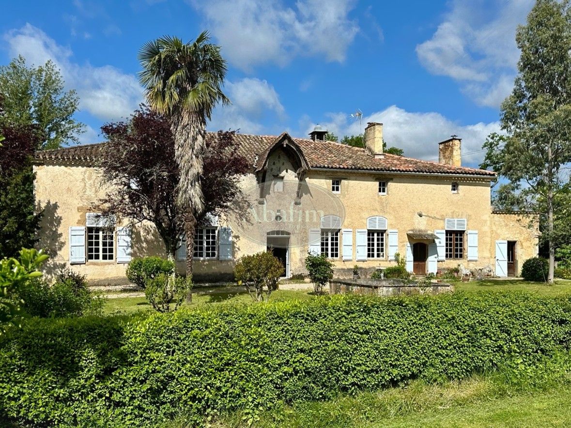 Immagini Casa padronale con grande lago vicino a Eauze, 16 ettari