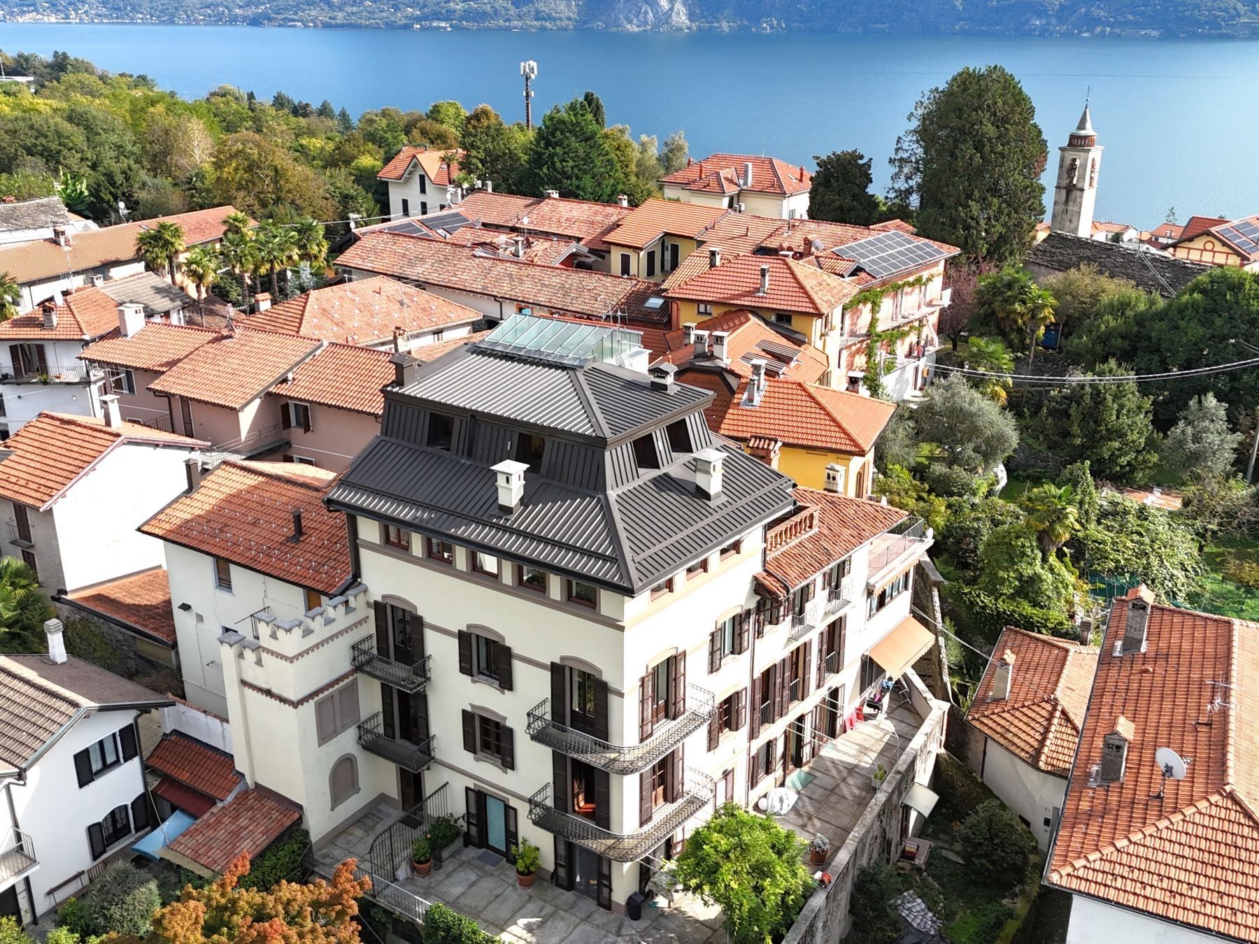 Immagini Grande appartamento in villa storica sul Lago Maggiore