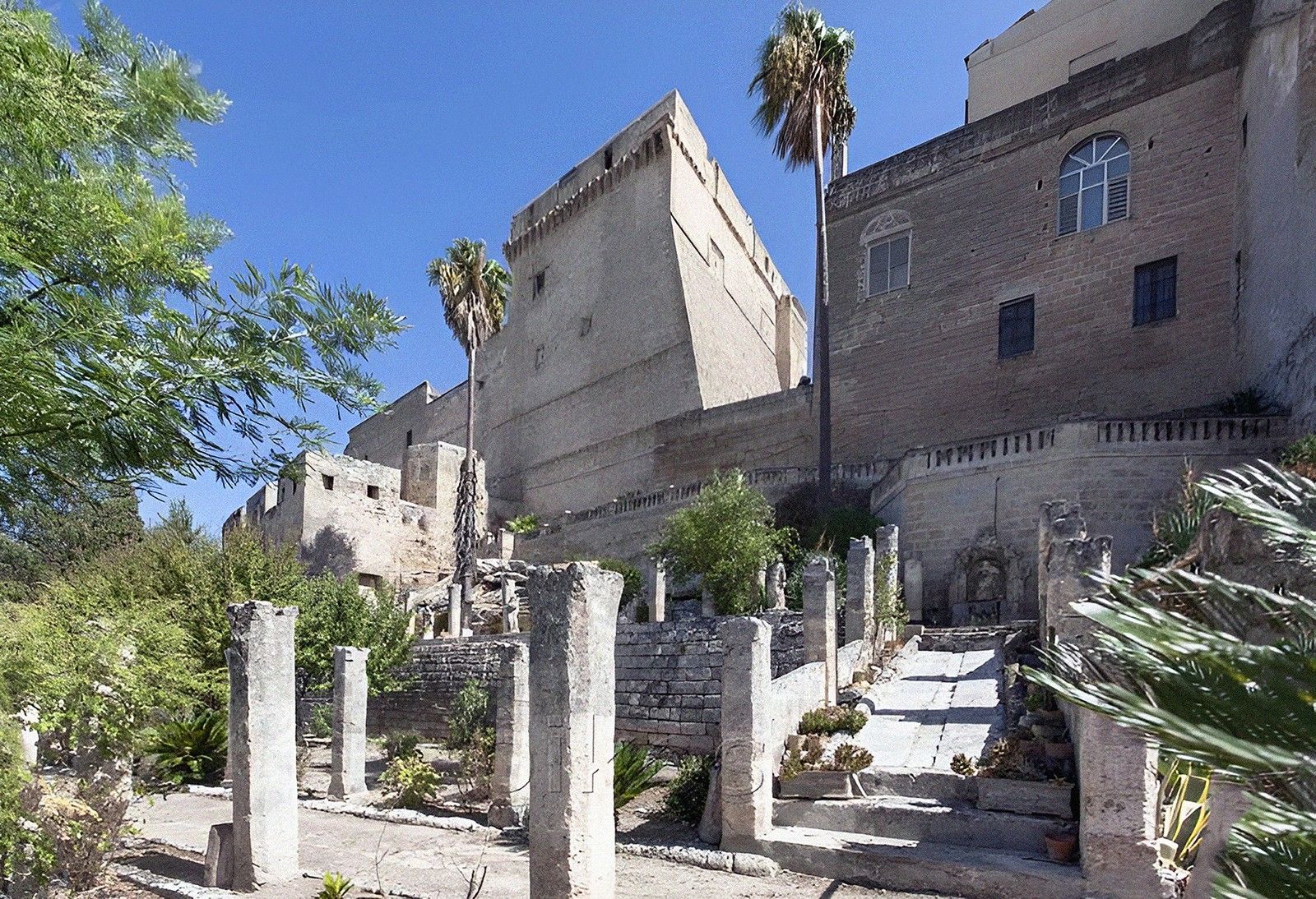 Immagini Palazzo con vista sul castello di Oria