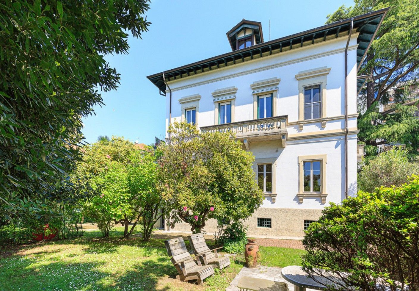 Immagini Villa con torre, parco e piscina a Verbania
