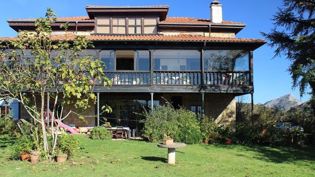 Immagini Casa padronale galiziana con panorama montano