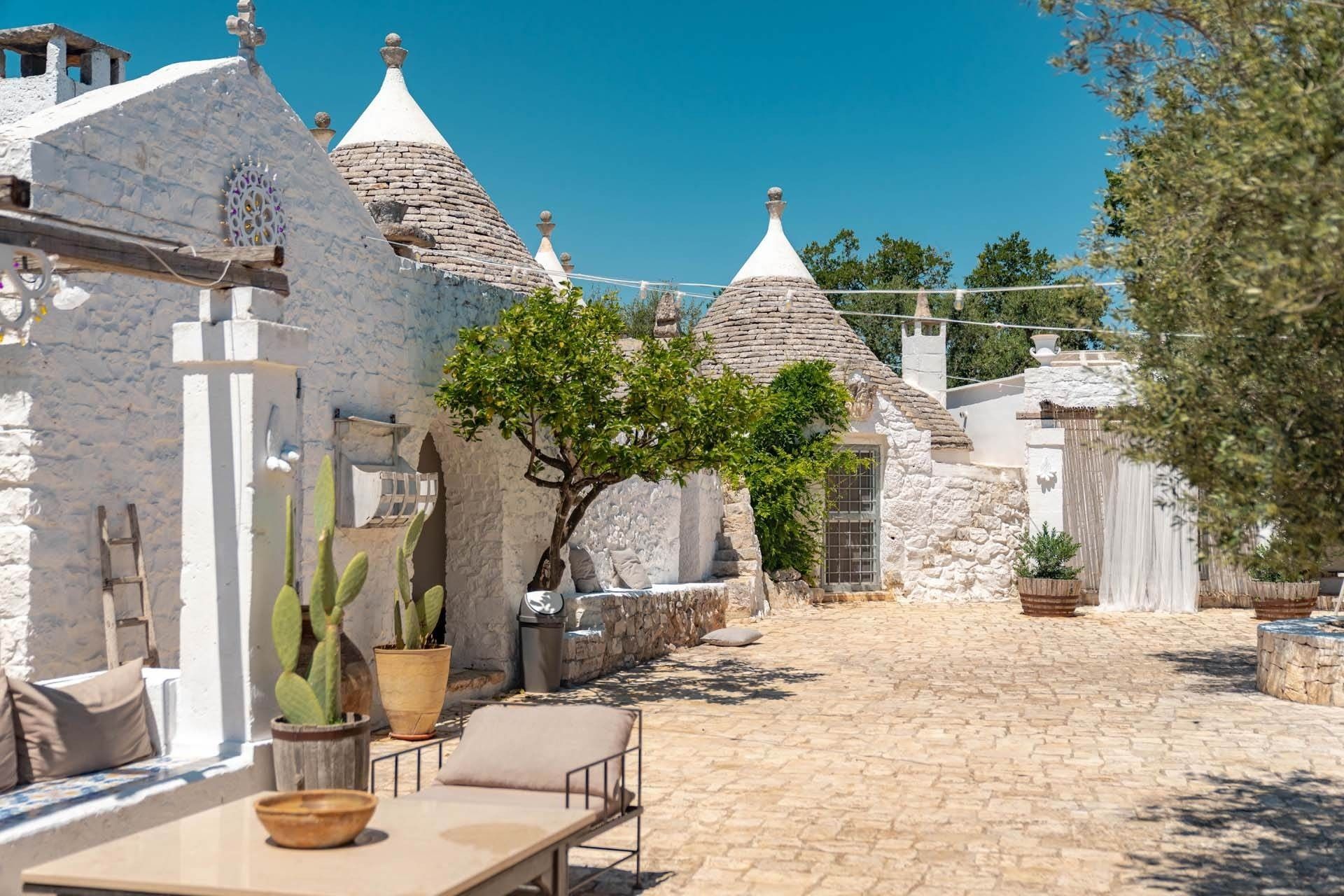 Immagini Complesso di trulli vicino a Martina Franca con ampio giardino
