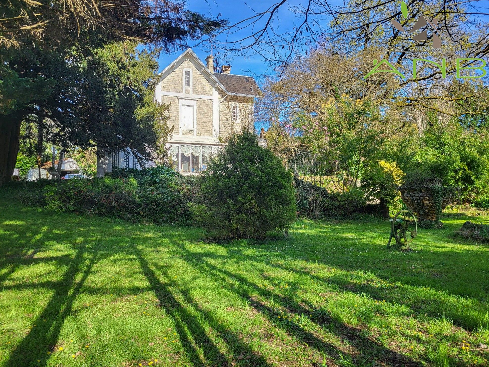 Immagini Villa con ampio giardino e piscina vicino a Saintes